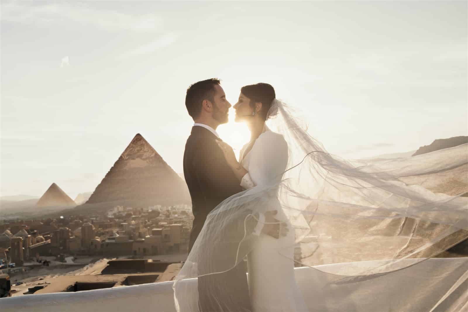 Pareja con velo al atardecer